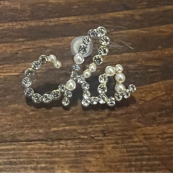 Cha nel Earrings - Picture 4 of 5